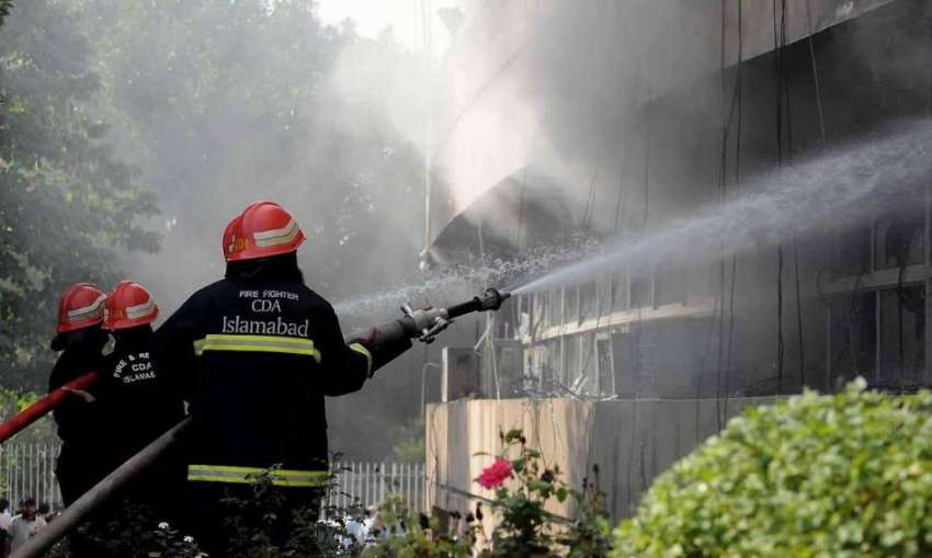 اسلام آباد: فائیر برگیڈ کا عملہ پی آئی ڈی میں لگنے والی آگ ..