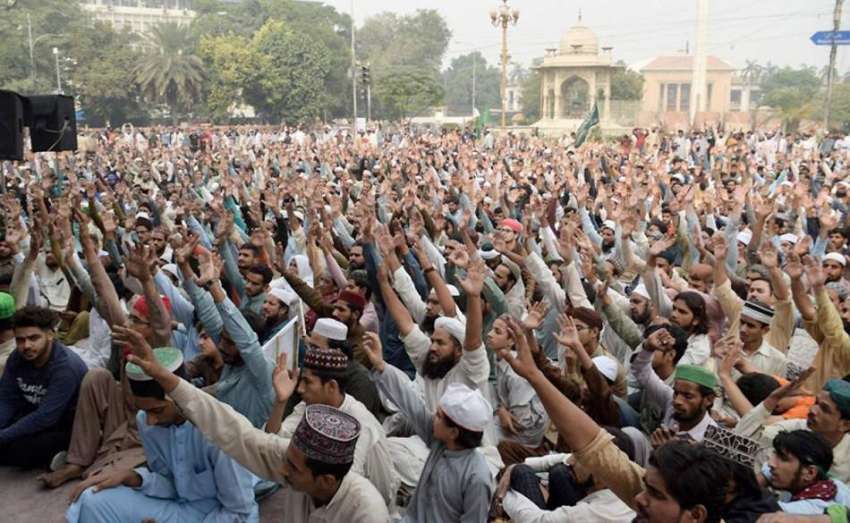 لاہور: تحریک لبیک کے زیر اہتمام مال روڈ پر دھرنے میں شریک ..