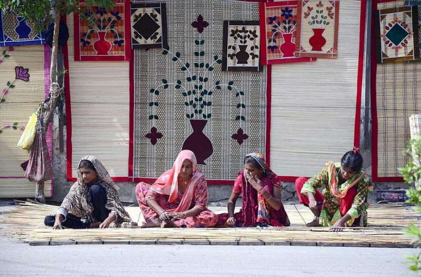 حیدر آباد: مزدور خواتین روایتی انداز سے چکیں بنا رہی ہیں۔