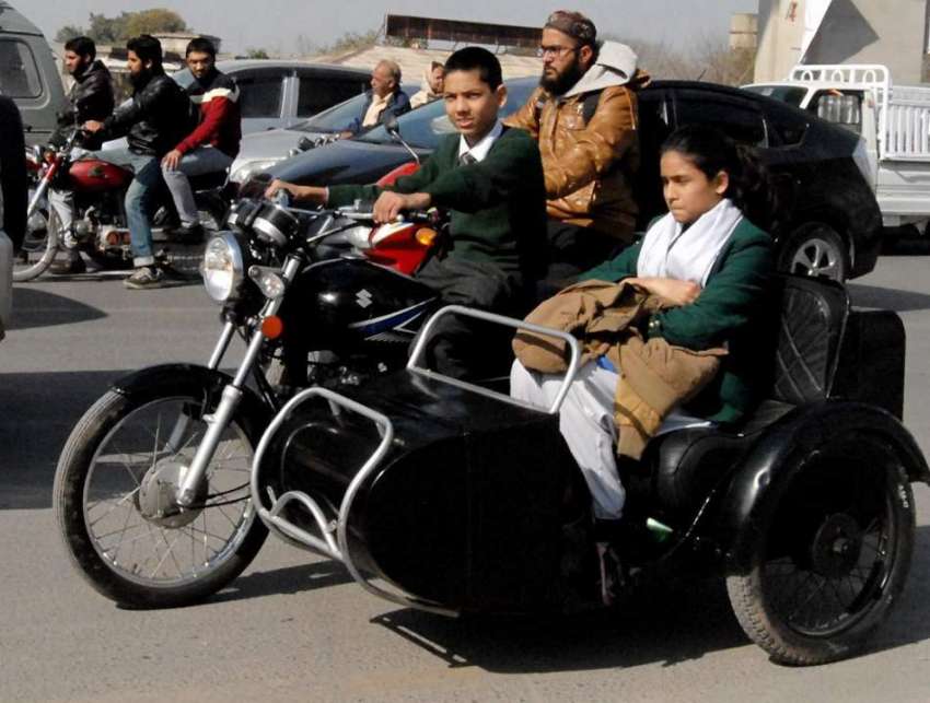 راولپنڈی: ایک بچہ سکول سے چھٹی کے بعد رکشہ نماء موٹر سائیکل ..
