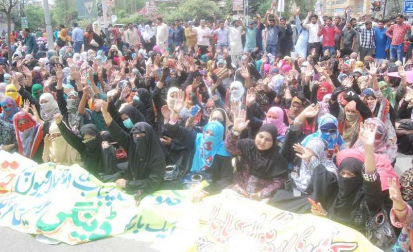 لاہور: ڈینگی ملازمین نے اپنے مطالبات کے حق میں پریس کلب کے ..