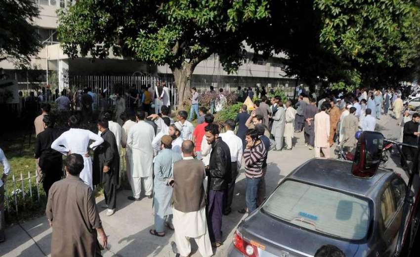 اسلام آباد: پی آئی ڈی میں آگ لگنے کے بعد شہریوں کی بڑی تعداد ..