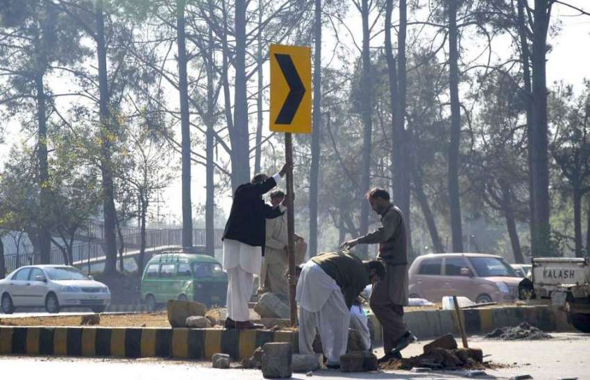 اسلام آباد: سی ڈی اے اہلکار کشمیر ہائی وے پر سائن بورڈ لگا ..