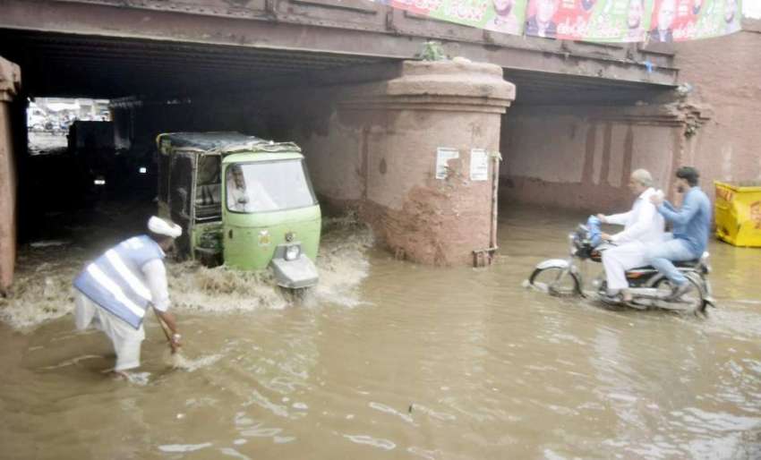 لاہور: شہر میں موسلا دھار بارش کے بعد دو موریہ پل کے نیچے ..