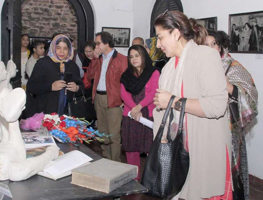 لاہور: شاکر علی میوزیم آرٹ گیلری میں خواتین کوئٹہ کی آرٹسٹ ..