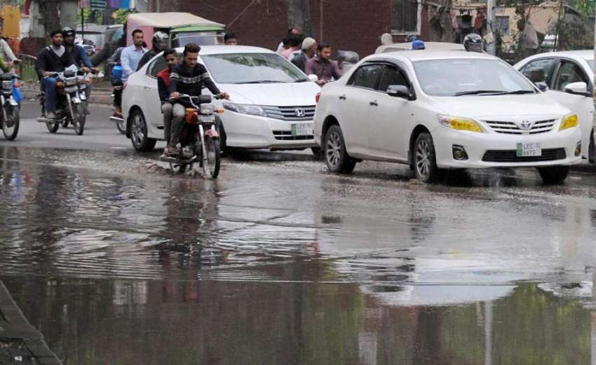 لاہور: شہر میں ہونیوالی بارش کے بعد اہم شاہراہ پر پانی جمع ..