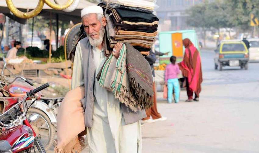اسلام آباد: معمر شخص چک شہزاد روڈ پر گھوم پھر کر گرم چادریں ..