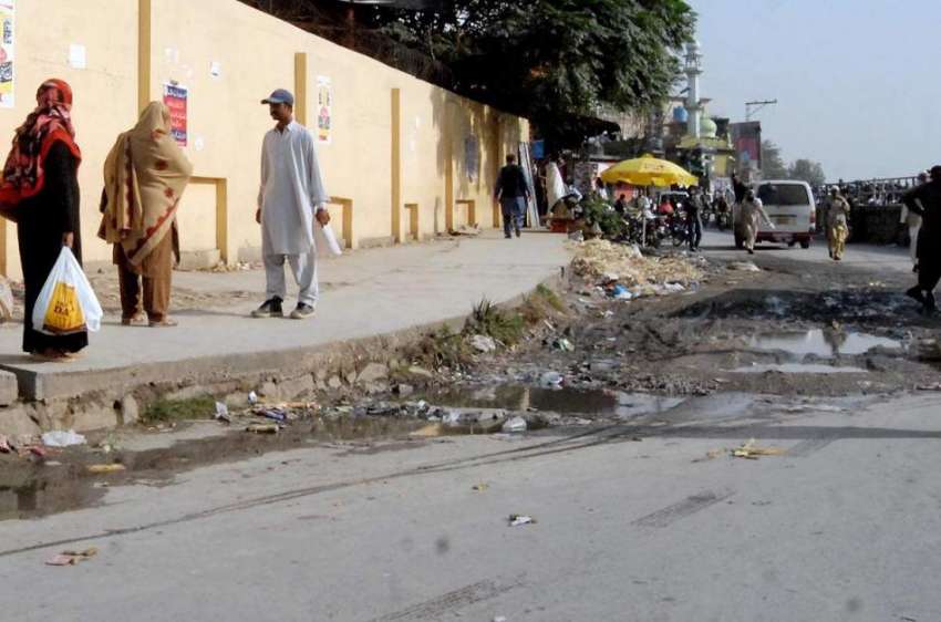 راولپنڈی احاطہ کچہری کے باہر بس سٹاپ پر گندگی کے باعث مسافروں ..
