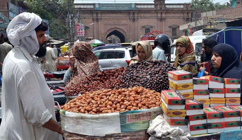 لاہور: خواتین ریڑھی بان سے کھجوریں خرید رہی ہیں۔