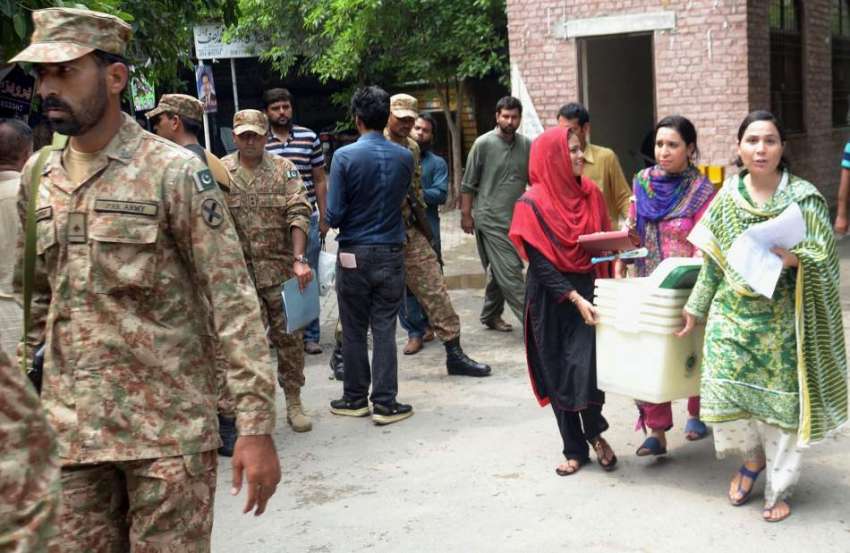 لاہور: عام انتخابات کا سامان پاک فوج کی نگرانی میں لیجایا ..