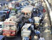 کراچی: لائنز ایریا کوریڑور پر ٹریفک جام کا منظر، ساتھ ہی کے الیکٹرک ..