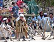حیدر آباد: مزدور اڈے میں کام کے انتظار میں بیٹھے ہیں۔