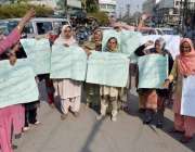 لاہور: کامونکی کی رہائشی خواتین اپنے مطالبات کے حق میں پریس کلب کے باہر ..
