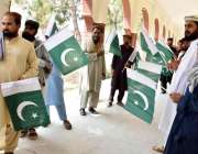 بنوں: قبائلی اضلاع انتخابات کے موقع پر ووٹر قومی پرچم اٹھائے ووٹ کاسٹ ..
