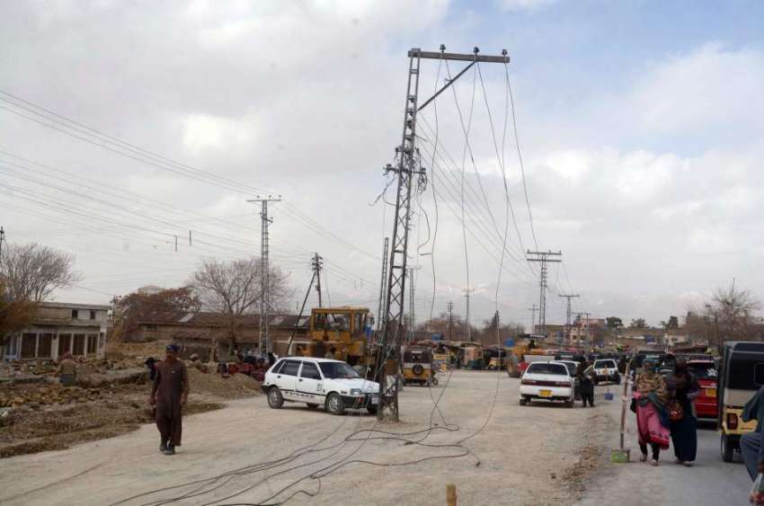 کوئٹہ: وڈن روڈ سے بجلی کی تاریں اور کھمبے اتارے جا رہے ہیں۔