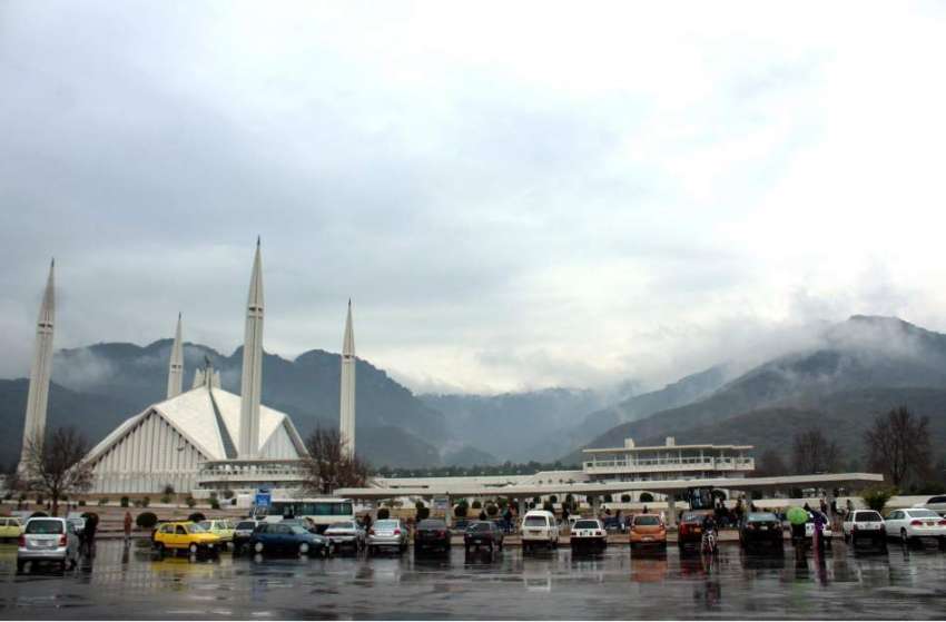 اسلام آباد: وفاقی دارالحکومت میں بارش کے دوران فیصل مسجد ..