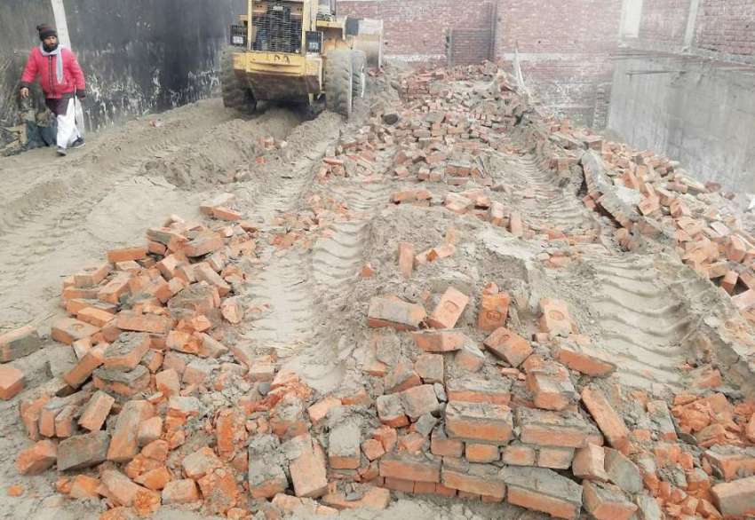 لاہور: ایل ڈی اے کا عملہ غیر قانونی تعمیرات مسمار کررہا ہے۔