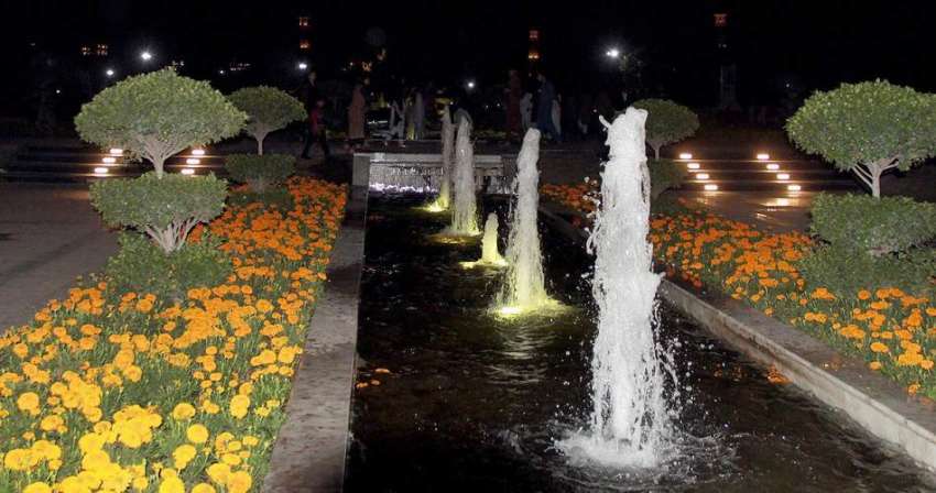لاہور: گریٹر اقبال پارک میں رات کے وقت فوارے خوابصورت منظر ..