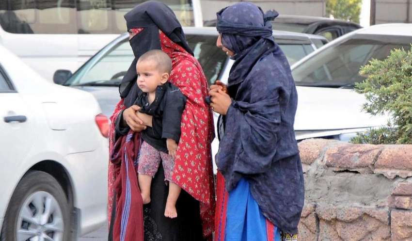 راولپنڈی: سخت دھوپ میں خانہ بدوش خواتین اپن بچوں کے ہمراہ ..
