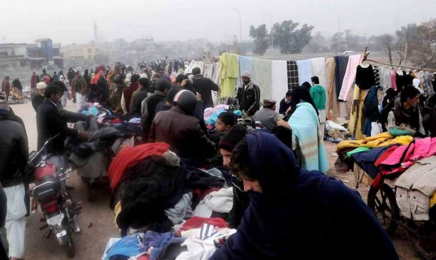 اسلام آباد: شہریوں کی بڑی تعداد کھنہ پل بازار سے گرم کھڑے ..