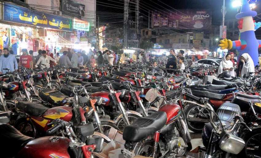 راولپنڈی: سٹیلائٹ ٹاؤن کمرشل مارکیٹ شاپنگ کے آگے کھڑی موٹر ..