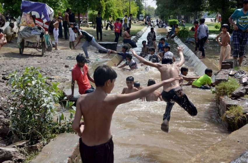 فیصل آباد: نوجوان گرمی کی شدت سے بچنے کے لیے نہر میں نہا رہے ..