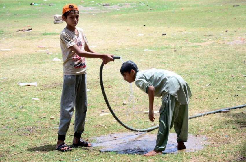 حیدر آباد: نوجوان گرمی کی شدت کم کرنے کے لیے نہا رہے ہیں۔