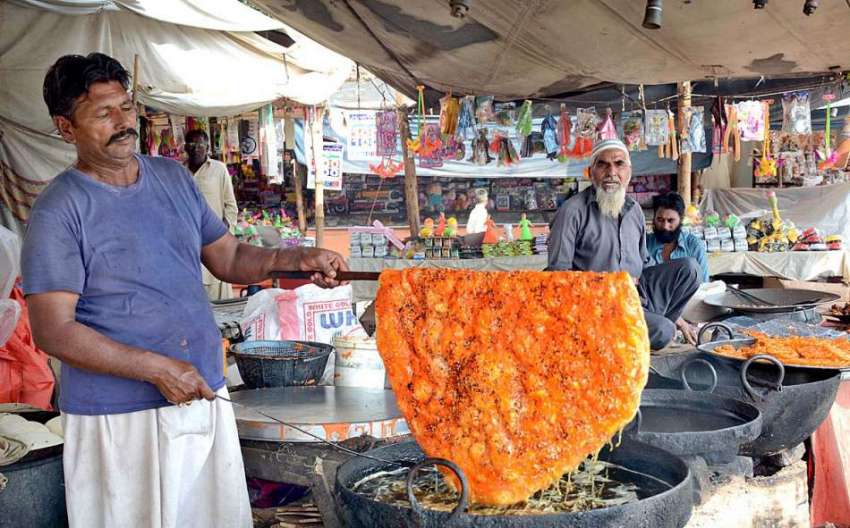 فیصل آباد: ناران روڈ پر کھانا فروخت کرنے والے روایتی کھانے ..