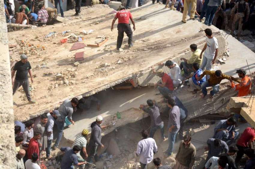 کراچی : ملیر کے علاقہ میں رہائشی میں عمارت گرنے کے بعد امدادی ..