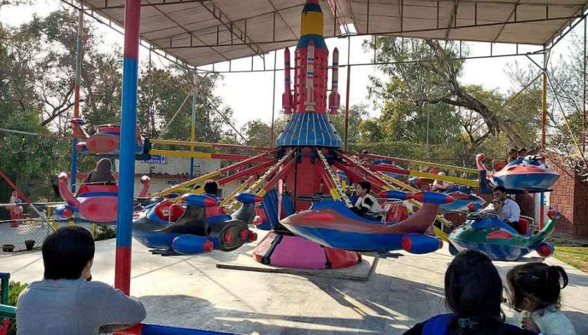 راولپنڈی: نیشنل ایوب پارک کی سرو تفریح کے لیے آئے بچے جھولوں ..