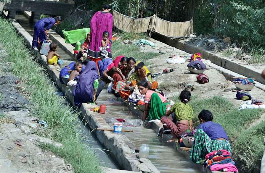 حیدرآباد: خواتین کی بڑی تعداد کپڑے دھونے میں مصروف ہے۔
