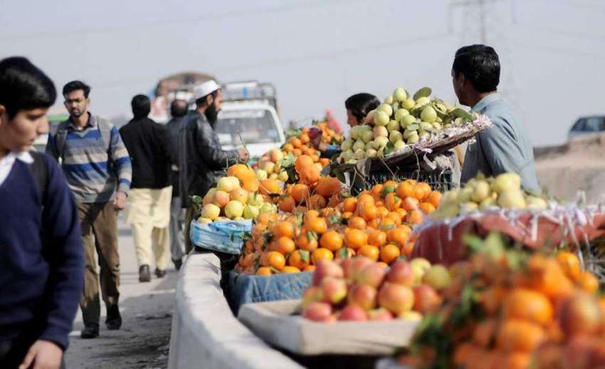 اسلام آباد: کھنہ پل روڈ کنارے سٹال فروش سے شہری پھل خرید ..