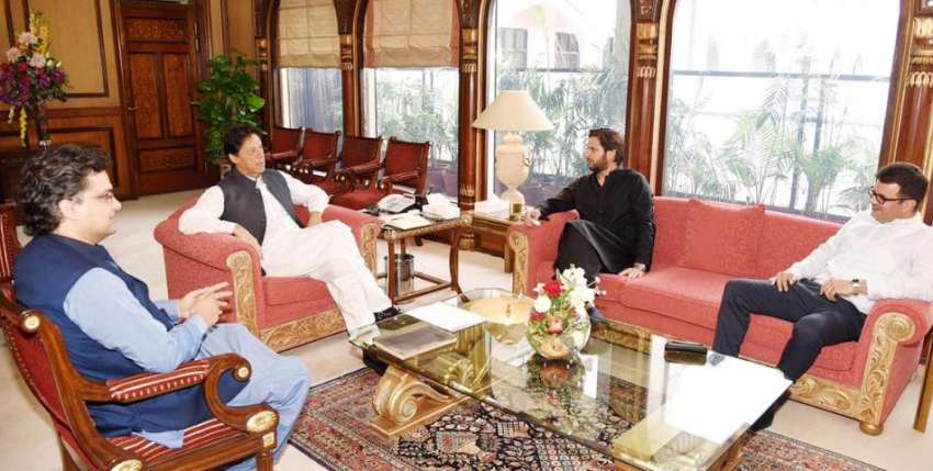 اسلام آباد: وزیر اعظم عمران خان سے سابق کرکٹر شاہد آفریدی ..