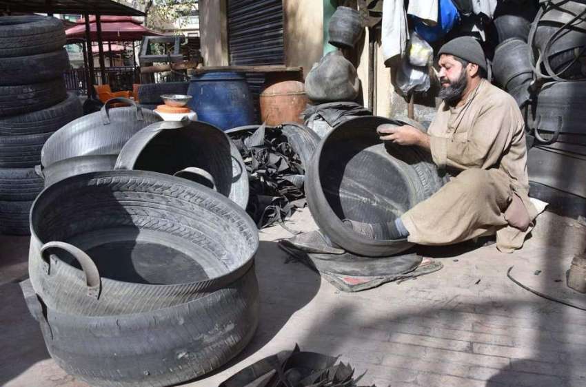 پشاور: محنت کش پرانے ٹائروں سے مختلف اشیاء بنا رہا ہے۔