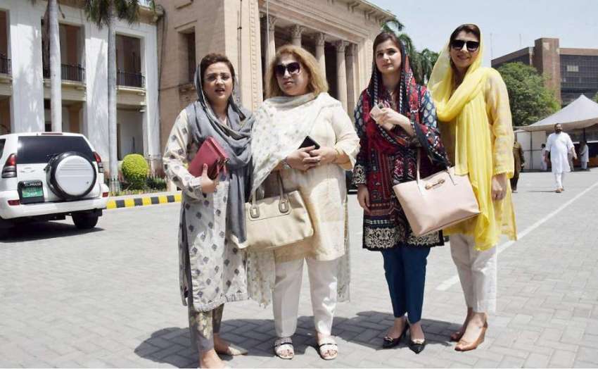 لاہور: پنجاب اسمبلی کے اجلاس میں شرکت کے لیے آئی خواتین اراکین ..