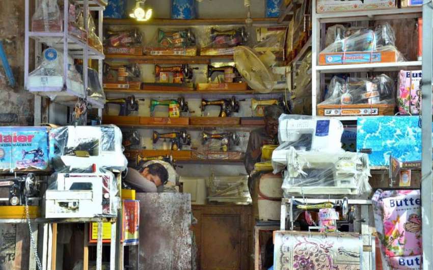 راولپنڈی: مقامی مارکیٹ میں ایک دکاندار اپنی دکان پر نیند ..