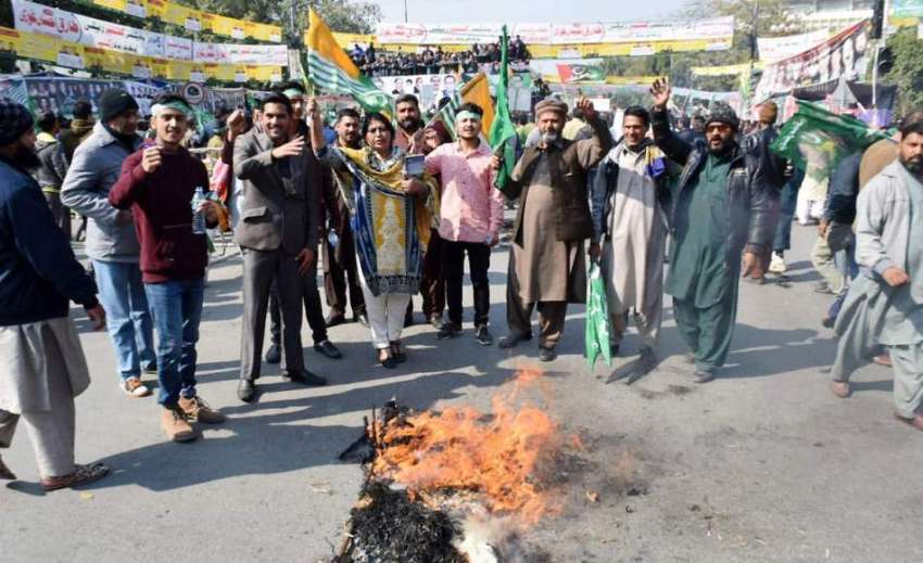 لاہور: مال روڈ پر کشمیر ڈے کے موقع پر آگ لگا کر بھارت کے خلاف ..