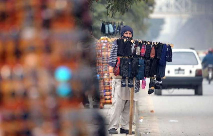 راولپنڈی: محنت کش پھیری لگا کر ماسک وغیرہ فروخت کررہا ہے۔