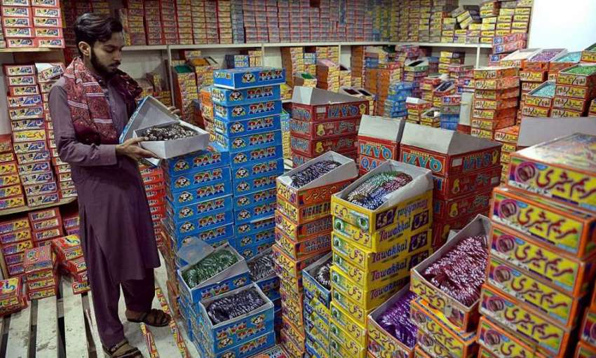 راولپنڈی: عید الفطر کی آمد کے موقع پر دکاندار چوڑیاں فروخت ..