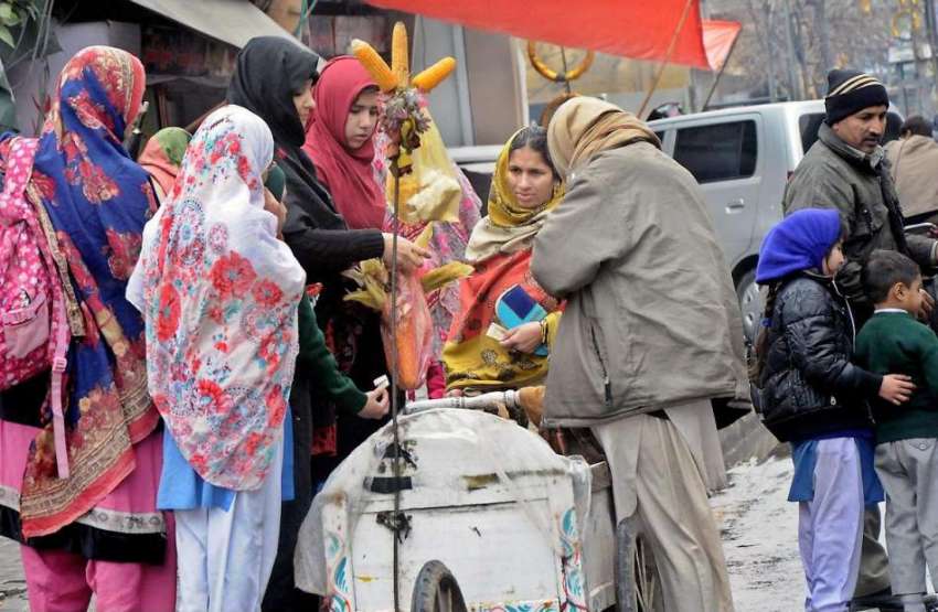راولپنڈی: موسم سرد ہونے کے باعث طالبات ریڑھی بان سے ریت والی ..