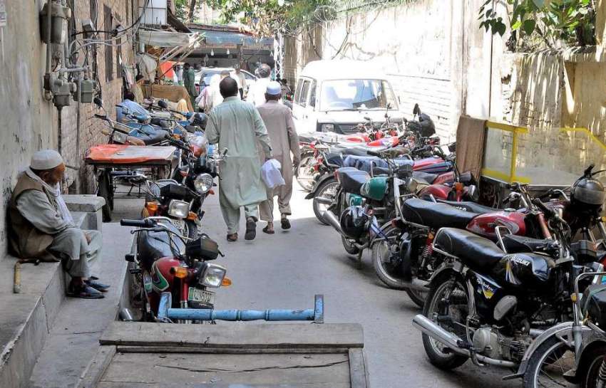 راولپنڈی: راجہ بازار تحصیل آف کے باہر کھڑے موٹر سائیکلوں ..