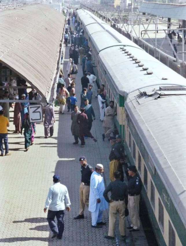 حیدرآباد: ریلوے اسٹیشن پر گرو نانک کی یوم پیدائش کے موقع ..