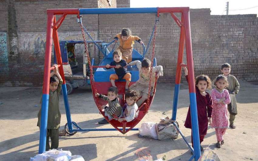 پشاور: رحمان بابا کے علاقے میں   بچے جھولوں سے لطف اندوز ہو ..