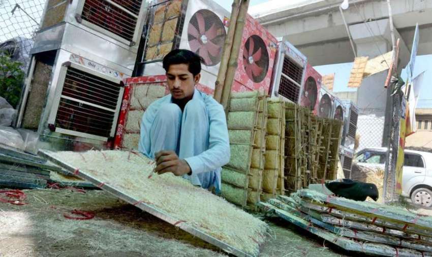 راولپنڈی: مزدور روم ائیر کولروں کی خسیں تیار کرنے میں مصروف ..