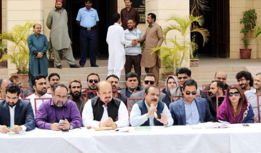 کراچی: سندھ اسمبلی کے باہر اپوزیشن لیڈر فردوس شمیم نقوی ..