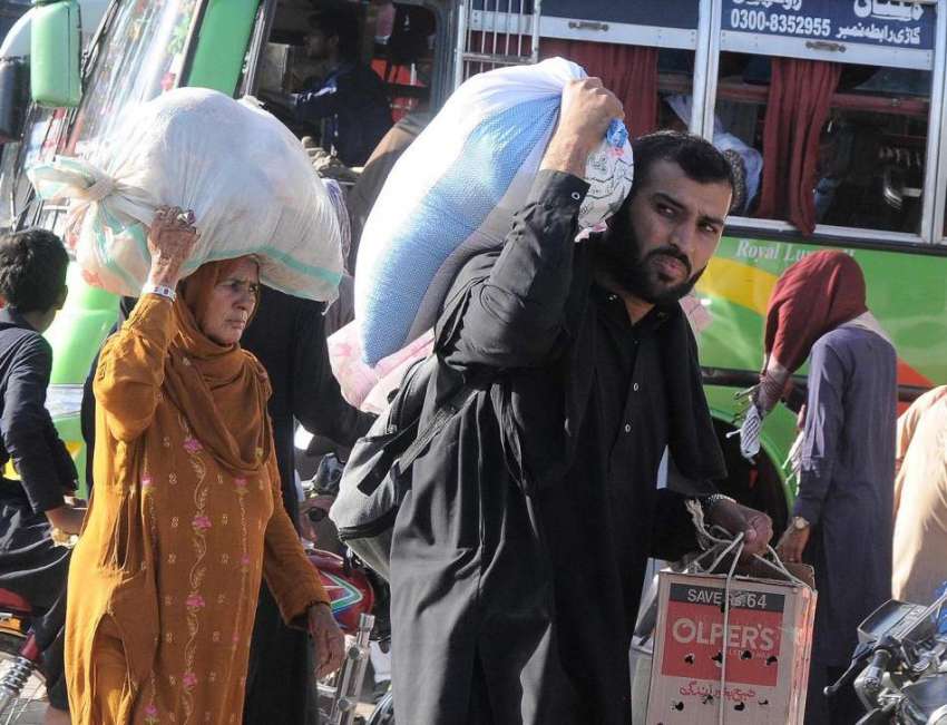 راولپنڈی: لوگ عید منانے کے لیے آبائی علاقوں کو جا رہے ہیں۔