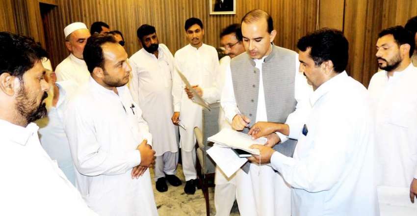 پشاور: صوبائی وزیرقانون سلطان محمد خان اپنے دفتر میں حلقہ ..