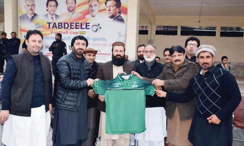 پشاور: تبدیلی فٹبال کپ کے موقع پر شاہد خان شنواری ڈسٹرکٹ ..