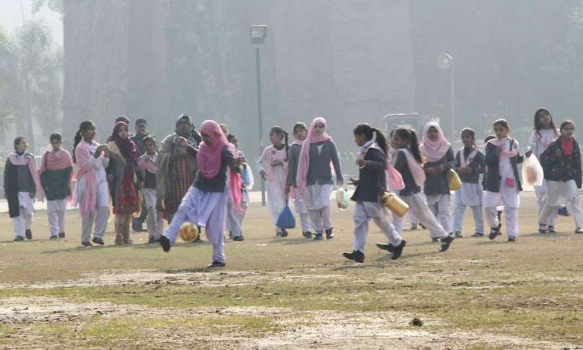 لاہور: جیلانی پارک میں مقامی سکول کی طالبات سیرو تفریح کر ..