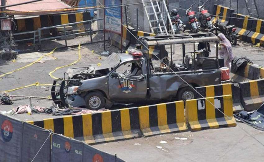 لاہور: داتا دربار کے باہر خود کش حملہ آور کی نشانہ بننے والی ..
